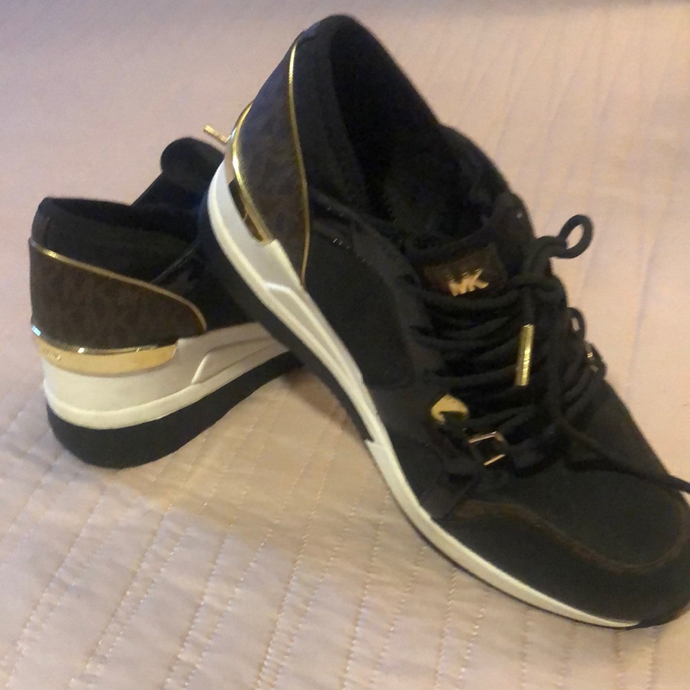 Micheal Kors size 8 causal shoes